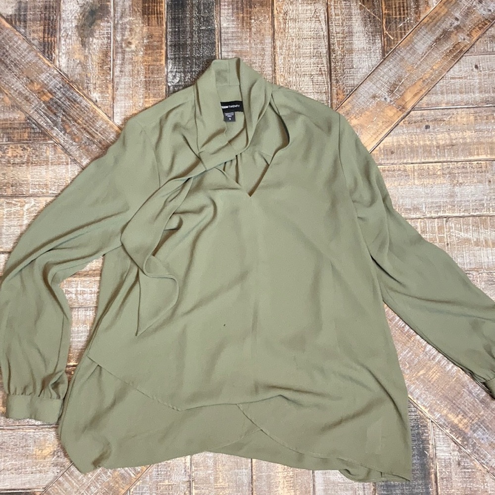 Fifteen Twenty olive green blouse. Size small.